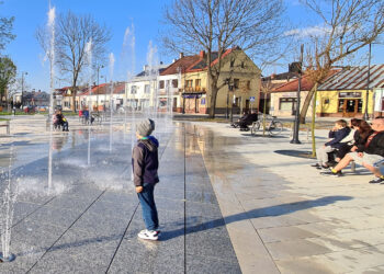 Stalowa Wola: Fontanna multimedialna na rozwadowskim Rynku już działa