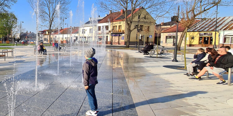 Stalowa Wola: Fontanna multimedialna na rozwadowskim Rynku już działa
