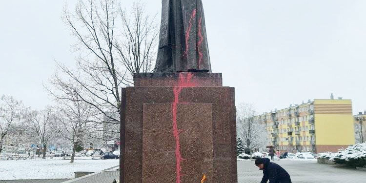 Stalowa Wola: Nieznany sprawca oblał farbą pomnik Jana Pawła II przy konkatedrze