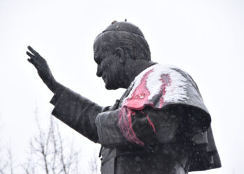 Stalowa Wola: Policja prosi o pomoc w ustaleniu sprawcy zniszczenia pomnika Jana Pawła II
