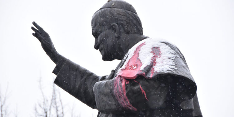 Stalowa Wola: Policja prosi o pomoc w ustaleniu sprawcy zniszczenia pomnika Jana Pawła II