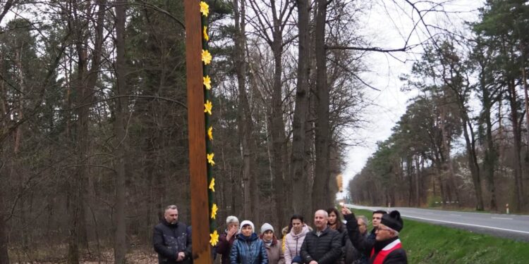 Mielec: Krzyż powrócił na swoje miejsce.