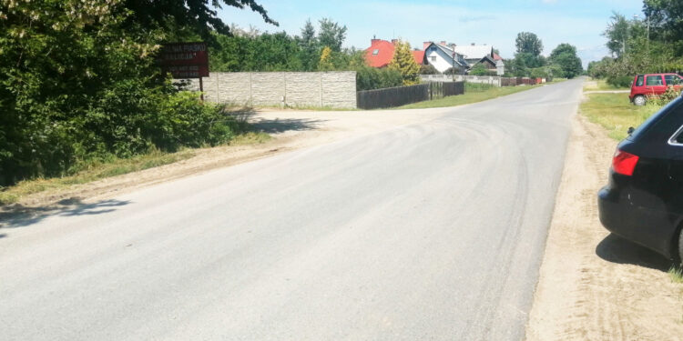 Łazów, Krzeszów: Powiat szuka wykonawcy przebudowy drogi powiatowej 1074R