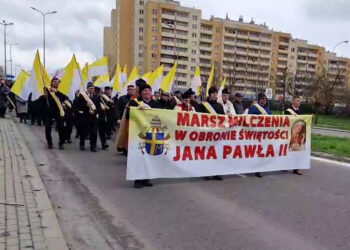 Stalowa Wola: Ulicami miasta przeszedł Marsz Milczenia w obronie świętości Jana Pawła II