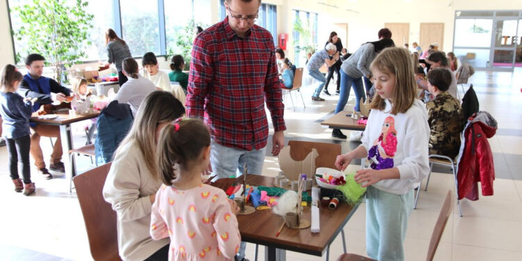 Stalowa Wola: Rodzinne w MBP wykonali ozdoby na wielkanocny stół