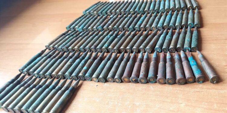 Mielec: Nietypowe znalezisko w futrynie drzwi.