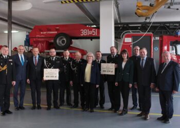 Tarnobrzeg. Wręczono promesy dla jednostek OSP na zakup nowych samochodów