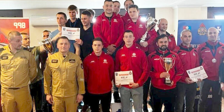 Stalowa Wola: Strażacy z całego Podkarpacia rywalizowali w Mistrzostwach Województwa Podkarpackiego w pływaniu