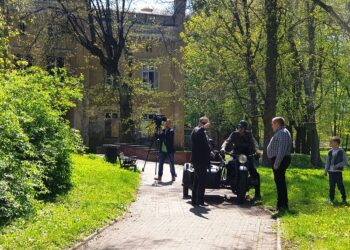 Tarnobrzeg. Długa kolejka za domkiem dla ptaków.