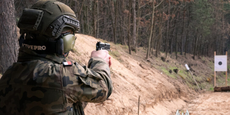 Ćmielów: Terytorialsi rywalizowali w strzelaniu.