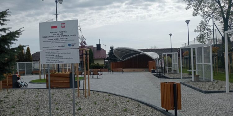 Tuszów Narodowy: Nowoczesny plac do koncertów i spotkań