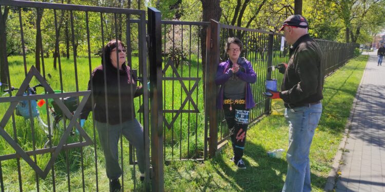 Mielec: Postanowili odnowić ogrodzenie