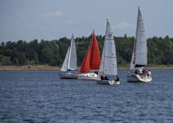 Tarnobrzeg. Żeglarze amatorzy rywalizowali na Jeziorze Tarnobrzeskim