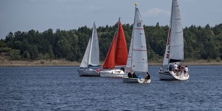 Tarnobrzeg. Żeglarze amatorzy rywalizowali na Jeziorze Tarnobrzeskim