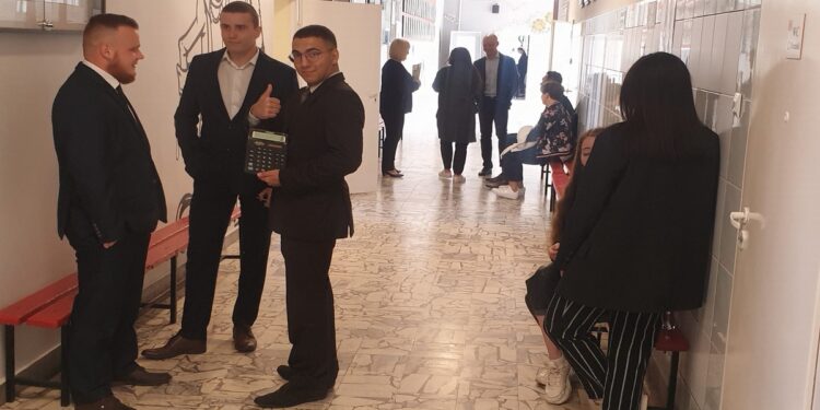 Tarnobrzeg. Matura z matematyki. Młodzi ludzie z „Budowlanki” pozytywnie nastawieni.