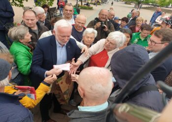Tarnobrzeg. Tłumnie po flagę Polski.