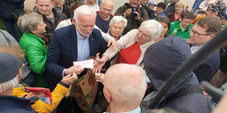 Tarnobrzeg. Tłumnie po flagę Polski.