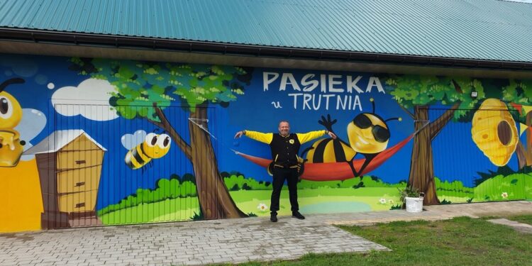 Zabrnie. Pasieka u Trutnia zaprasza. Gigantyczna pszczoła, wielki miś – ul i wiele więcej.