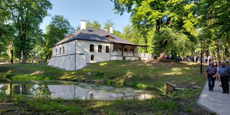 Bieliny: Dwór z XVII wieku i park odrestaurowane zachęcają do odwiedzin