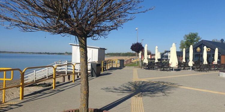 Tarnobrzeg. Początek sezonu nad Jeziorem Tarnobrzeskim. Pierwsi goście już o poranku.