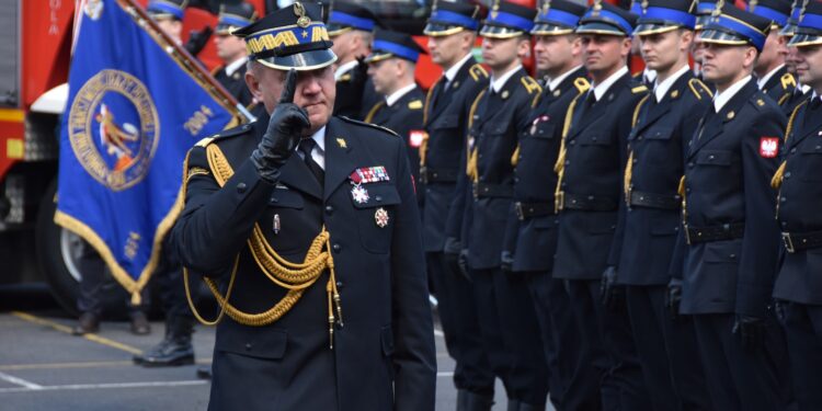 Stalowa Wola: Dzień Strażaka w Komendzie Powiatowej PSP z medalami, awansami i Super Strażakiem.