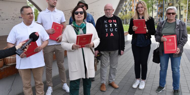 Stalowa Wola: Radni miejscy SPS rozdawali Flagi i Konstytucje.