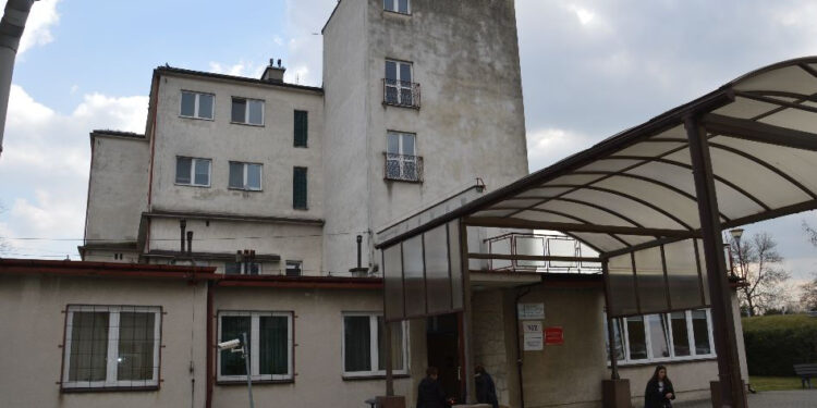 Stalowa Wola: Tragedia w szpitalu – pacjent wyskoczył przez okno