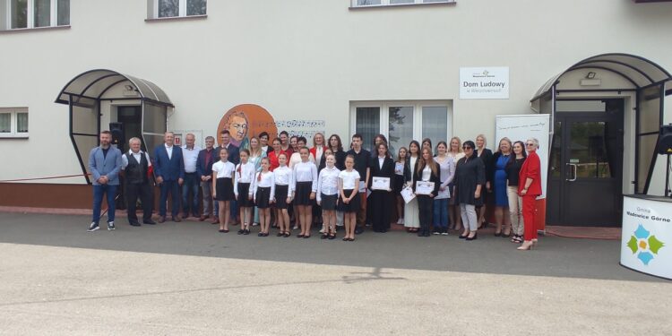 Wadowice Górne: Biało-Czerwone Mury Historii