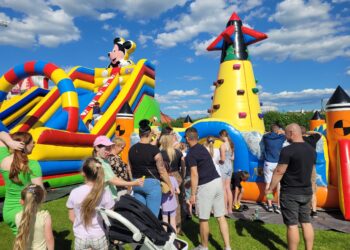 Wrzawy: Zabawa, słodycze i uśmiechy dzieci.