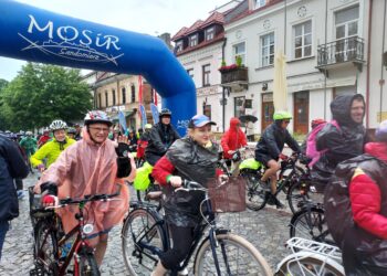 Sandomierz: Rajd Papieski mimo deszczu.