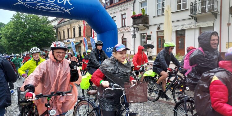 Sandomierz: Rajd Papieski mimo deszczu.