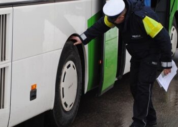 Tarnobrzeg: Nietrzeźwy kierowca chciał zwieźć dzieci na szkolną wycieczką