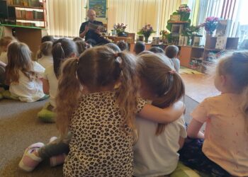 Tarnobrzeg. Tym razem dzieciom czytał policjant.