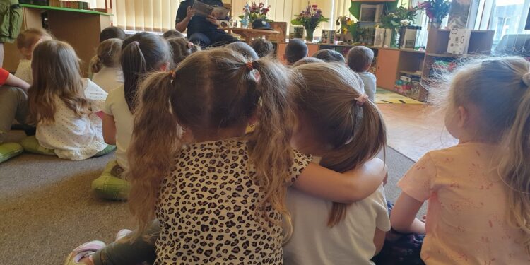 Tarnobrzeg. Tym razem dzieciom czytał policjant.