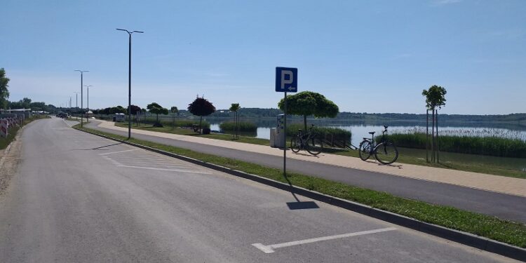 Tarnobrzeg. „Szóstką” nad jezioro.