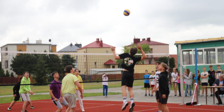 Mielec: Nowe boisko do siatkówki przy SP13