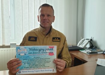 Tarnobrzeg. Piknik, ćwiczenia zgrywające i zbiórka krwi nad Jeziorem Tarnobrzeskim.