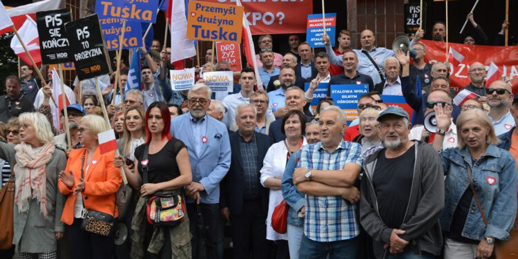 Stalowa Wola: PiS i PO o HSW na dwóch różnych manifestacjach