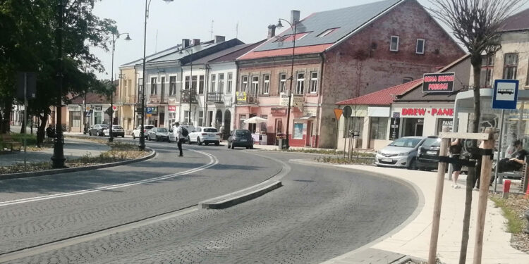 Stalowa Wola: Mało widoczny krawężnik przy zatoce autobusowej przy rynku w Rozwadowie do oznakowania