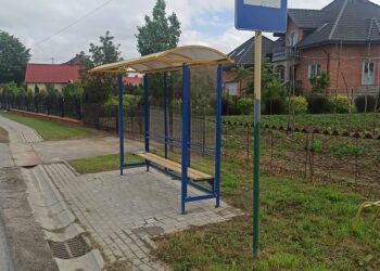 Tarnobrzeg. Przy ulicach Zamkowej i Szklanej postawiono nowe wiaty przystankowe.