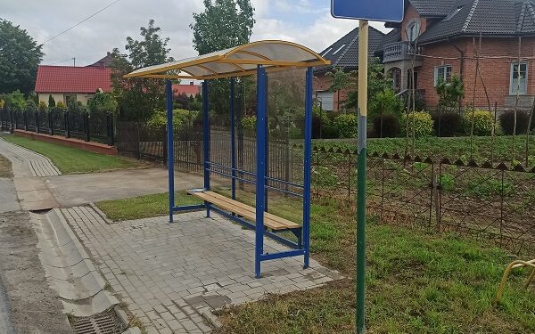 Tarnobrzeg. Przy ulicach Zamkowej i Szklanej postawiono nowe wiaty przystankowe.