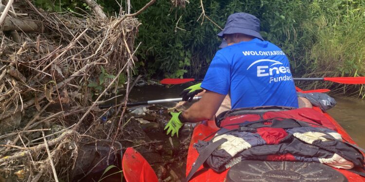 Staszów: Wolontariusze Enei Połaniec ponownie posprzątali rzekę