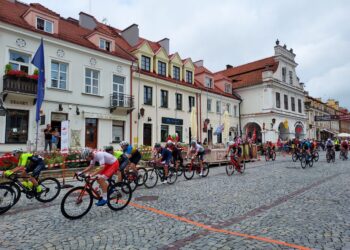 Sandomierz: Kolarski peleton przejechał przez miasto.