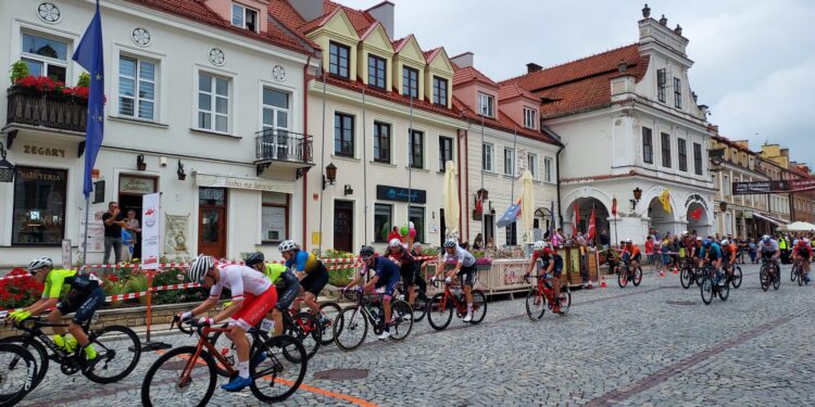 Sandomierz: Kolarski peleton przejechał przez miasto.