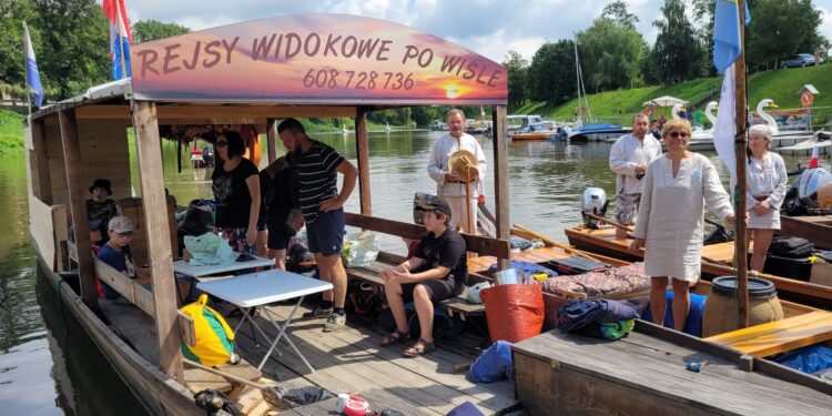 Warszawa: Wodniacy w drodze do Warszawy.