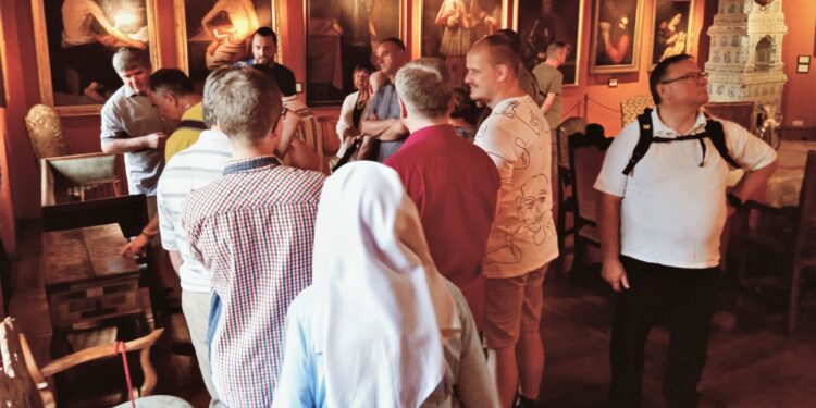 Sandomierz: Szachiści zwiedzili Dom Długosza.