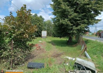 Tarnobrzeg: Tir staranował ogrodzenie OSP Zakrzów