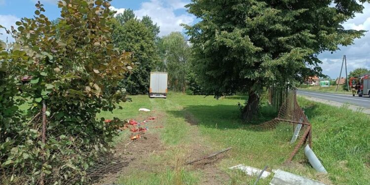 Tarnobrzeg: Tir staranował ogrodzenie OSP Zakrzów