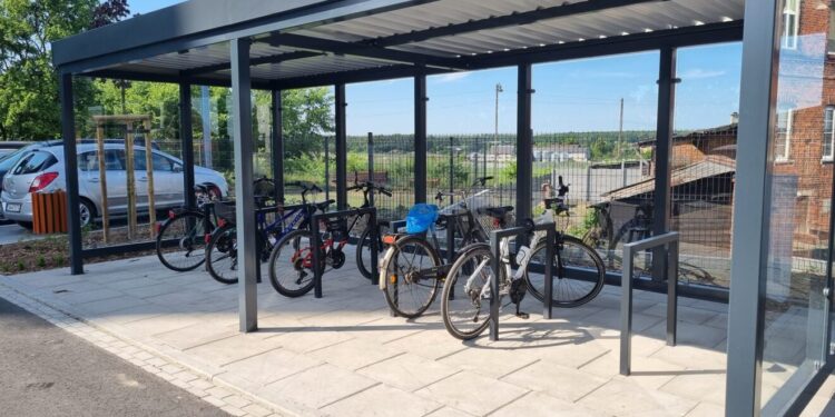 Mielec:  Z roweru do pociągu – nowe stojaki przygotowane nie tylko wakacje