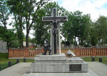 Mielec: Dobiegają końca prace przy pomniku AK